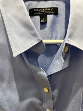 Banana Republic Women’s Light Blue Fitted Dress Shirt size 6